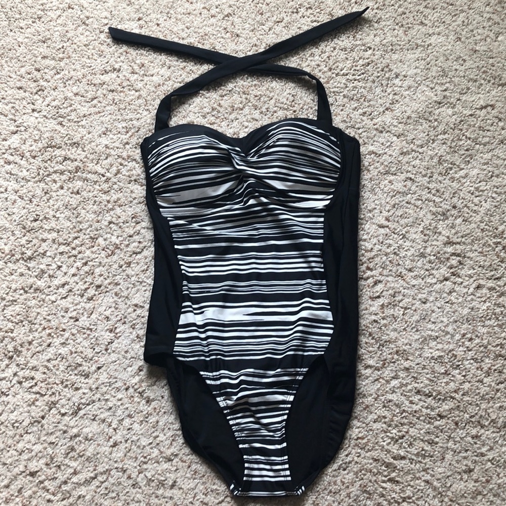 Black and white slimming one-piece swimsuit